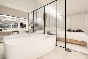 3D Mirror Room | Baño | Bañera y ducha independientes, secador de pelo, albornoces y zapatillas