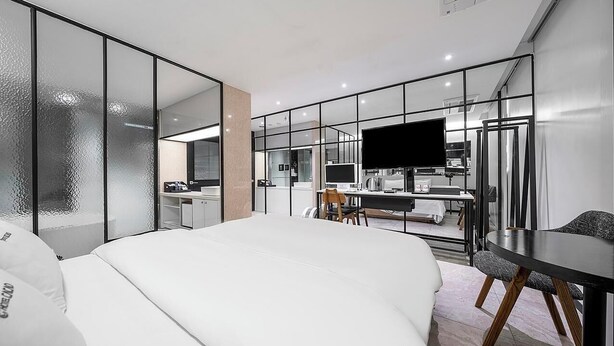 Special Offer-3D Mirror | Geluiddichte muren, gratis wifi, individueel gedecoreerd