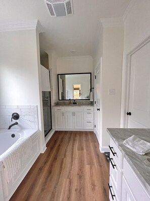 Tina con regadera, secadora de cabello, toallas, jabón 