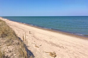 Beach nearby - Custom-design luxury home with lovely patio, firepit - walk to beaches (Union Pier)