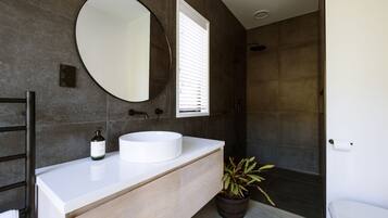 Banyera, assecador de cabells, tovalloles i sabó