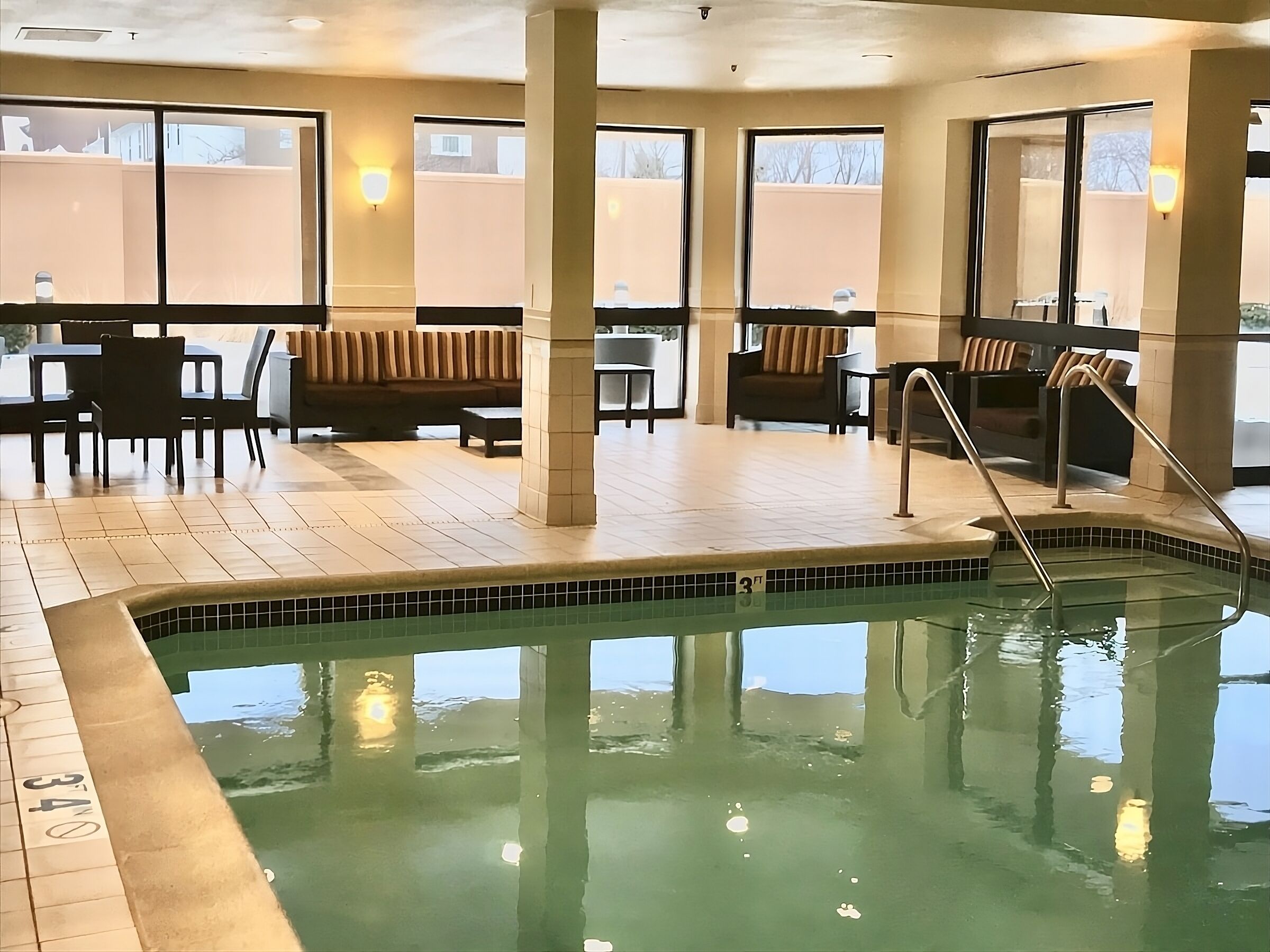 2 Units Close to Jelkes Creek Bird Sanctuary! Pool, Free Parking, Pets Allowed!
