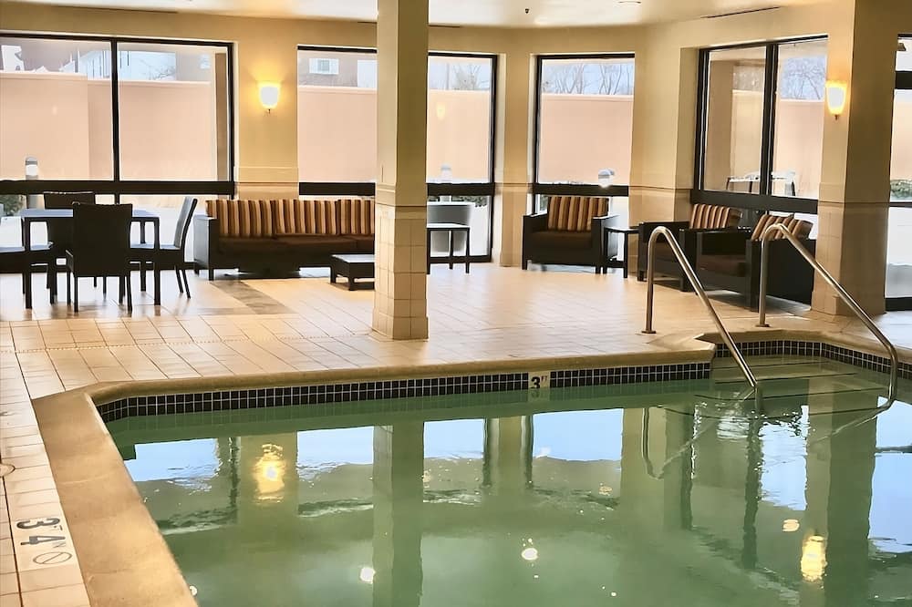 2 Units Close to Jelkes Creek Bird Sanctuary! Pool, Free Parking, Pets Allowed!