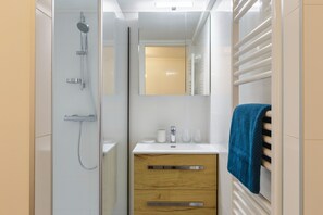 Shower, hair dryer, towels - Résidence Grand Roc - Ancolies 217, Argentière (Chamonix), France (Argentière (Chamonix))