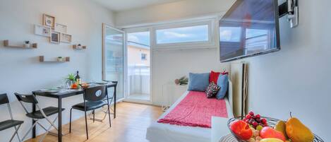 Iron/ironing board, free WiFi, bed sheets