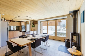 Poêle à bois dans la salle à manger