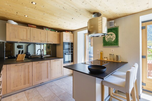 Fridge, microwave, oven, stovetop - Chalet Plein Centre - Savoyard Moderne, Argentière (Chamonix), France (Argentière (Chamonix))