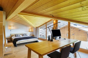 Chambre au deuxième étage avec espace de travail et salle de bain