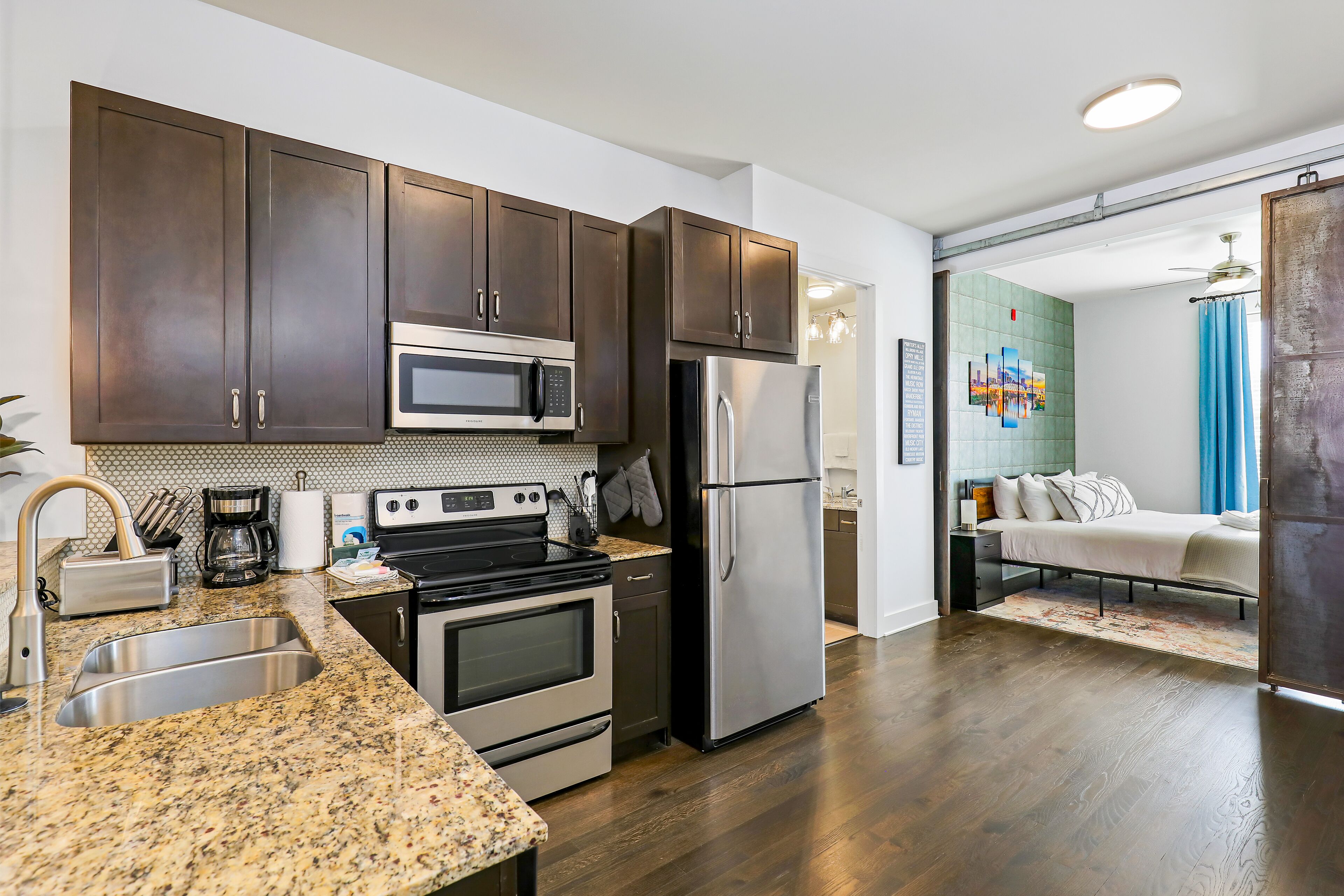 Kylskåp, mikrovågsugn, ugn och spishäll