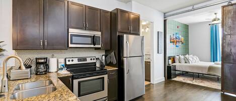 Kühlschrank, Mikrowelle, Ofen, Herdplatte