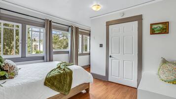 6 bedrooms, desk, free WiFi, bed sheets