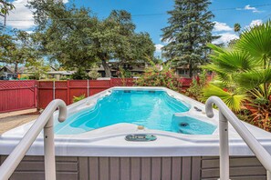 Pool - A Huge, Calm, Relaxing, Beautiful Home w Swim Spa close to Universal Studio (Pasadena)