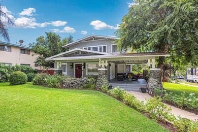 A Huge, Calm, Relaxing, Beautiful Home w Swim Spa close to Universal Studio