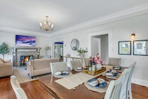 Dining - A Huge, Calm, Relaxing, Beautiful Home close to Universal Studio (Pasadena)