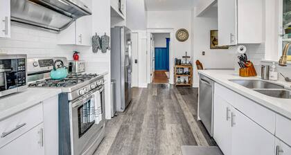 A Huge, Calm, Relaxing, Beautiful Home w Swim Spa close to Universal Studio