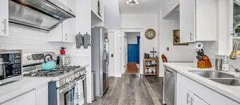A Huge, Calm, Relaxing, Beautiful Home w Swim Spa close to Universal Studio