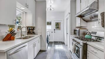 Jääkaappi, mikroaaltouuni, uuni, liesi