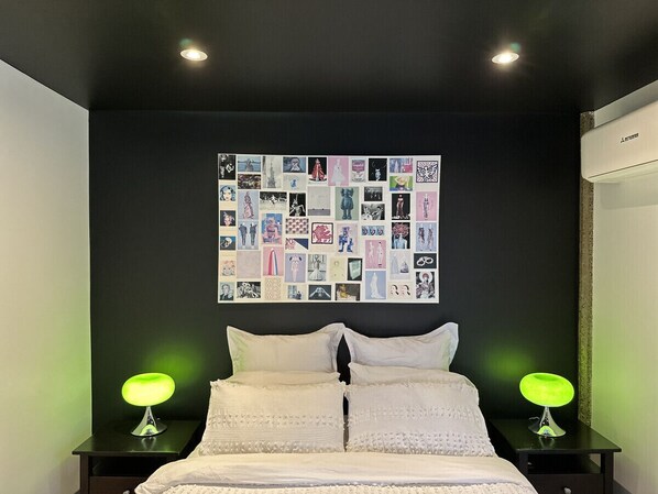2 habitaciones, escritorio y tabla de planchar con plancha 