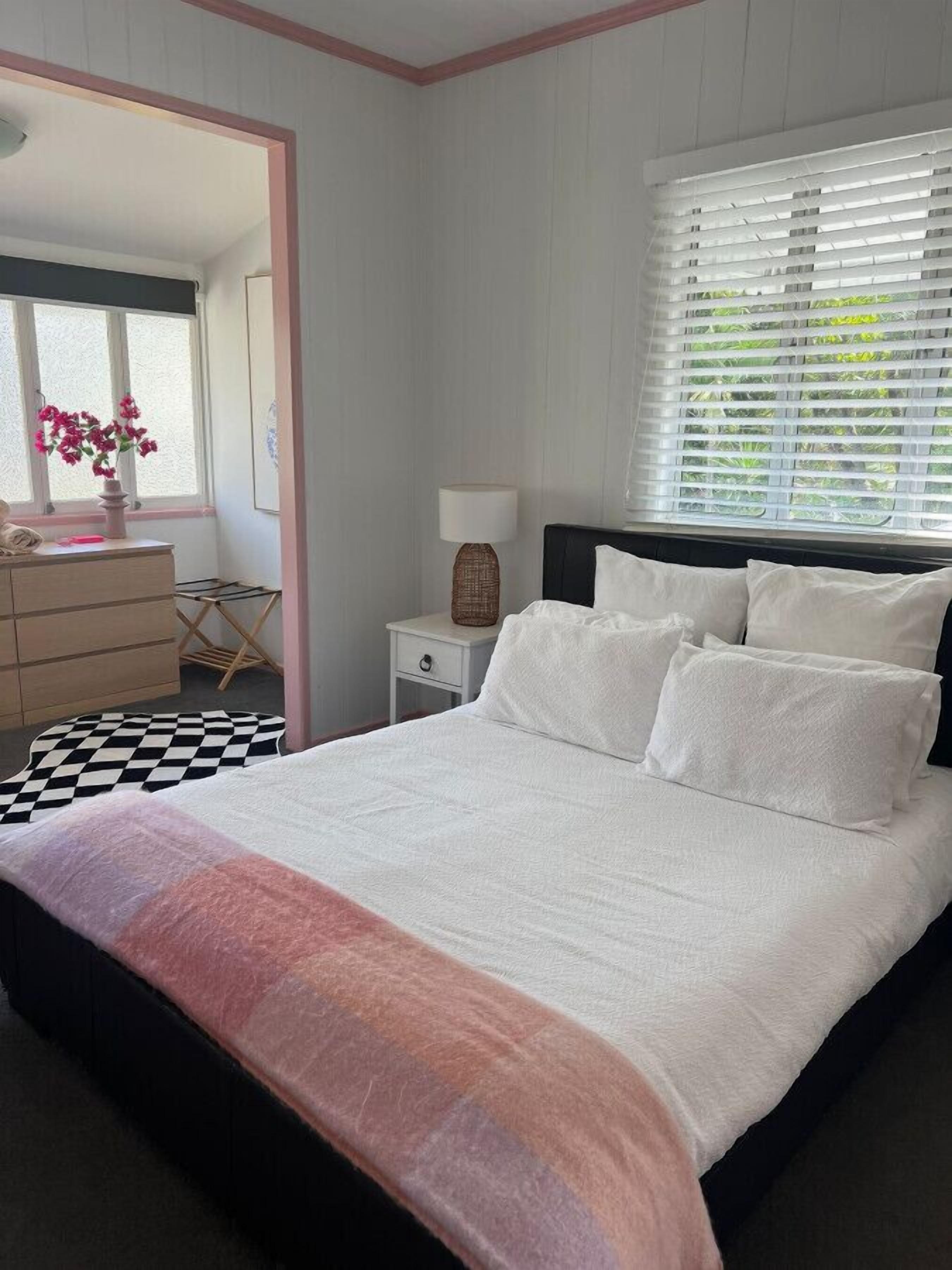 3 Schlafzimmer, Schreibtisch, Bügeleisen/Bügelbrett, Reisekinderbett