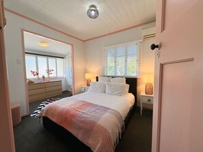 3 makuuhuonetta, työpöytä, silitysrauta/-lauta, vauvan matkasänky