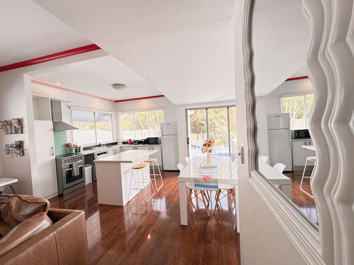 Kylskåp, barnstol och grytor/köksredskap