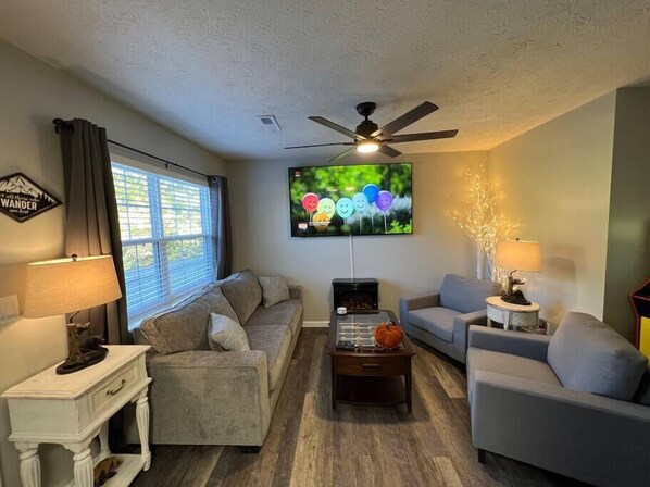 Fernseher, Kamin, Tischfußball