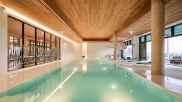 Inomhuspool och en säsongsöppen utomhuspool