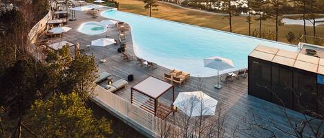 Una piscina techada, una piscina al aire libre de temporada