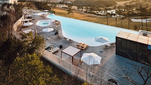 Piscina interna, piscina externa sazonal