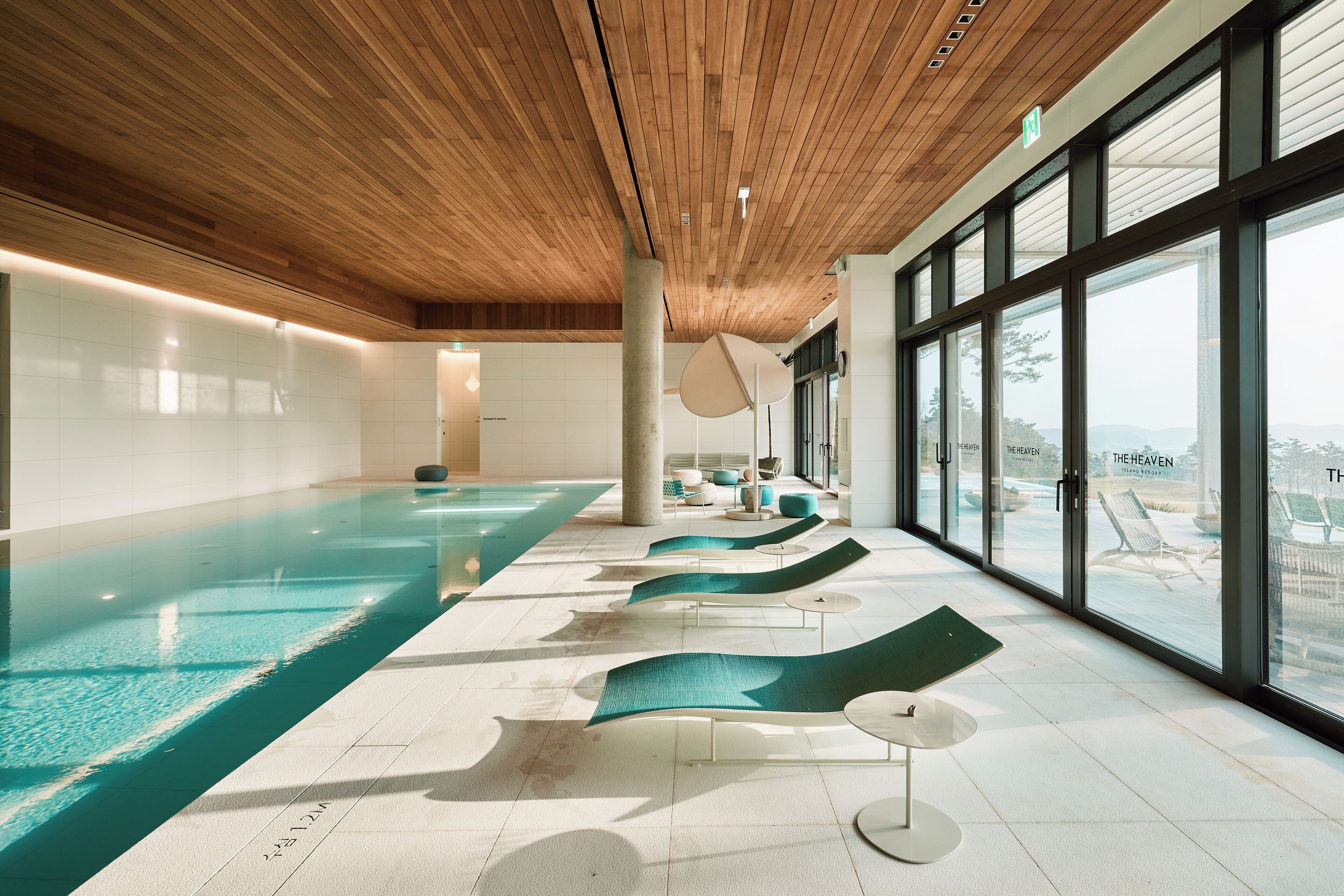 실내 수영장, 시즌별로 운영되는 야외 수영장