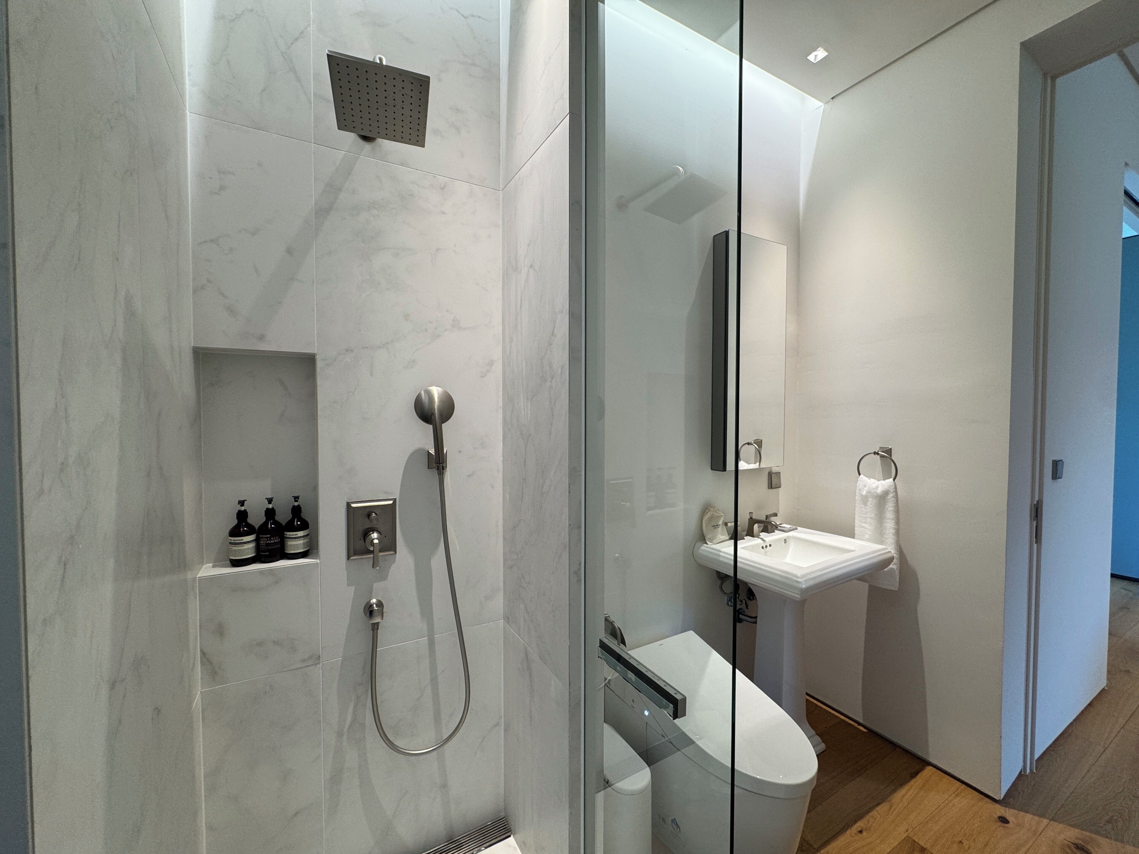 Ein modernes Badezimmer mit Dusche, Toilette und Waschbecken.