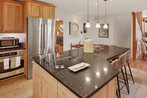 Jääkaappi, mikroaaltouuni, uuni, liesi