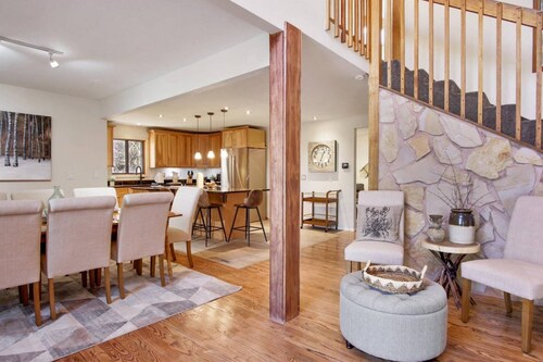 Spacious 6-bedroom retreat near resorts, Free Ski Rental, Private Hot Tub, ideal for outdoor fun!