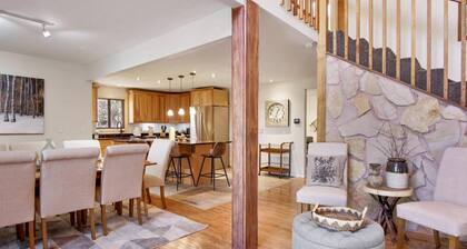 Spacious 6-bedroom retreat near resorts, Free Ski Rental, Private Hot Tub, ideal for outdoor fun!