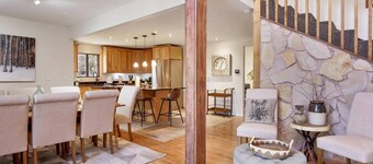 Spacious 6-bedroom retreat near resorts, Free Ski Rental, Private Hot Tub, ideal for outdoor fun!