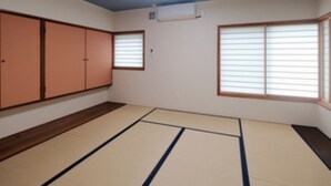 基本四人房 | 羽絨被、書桌、免費無線上網、床單