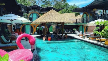 2 buitenzwembaden en parasols bij het zwembad