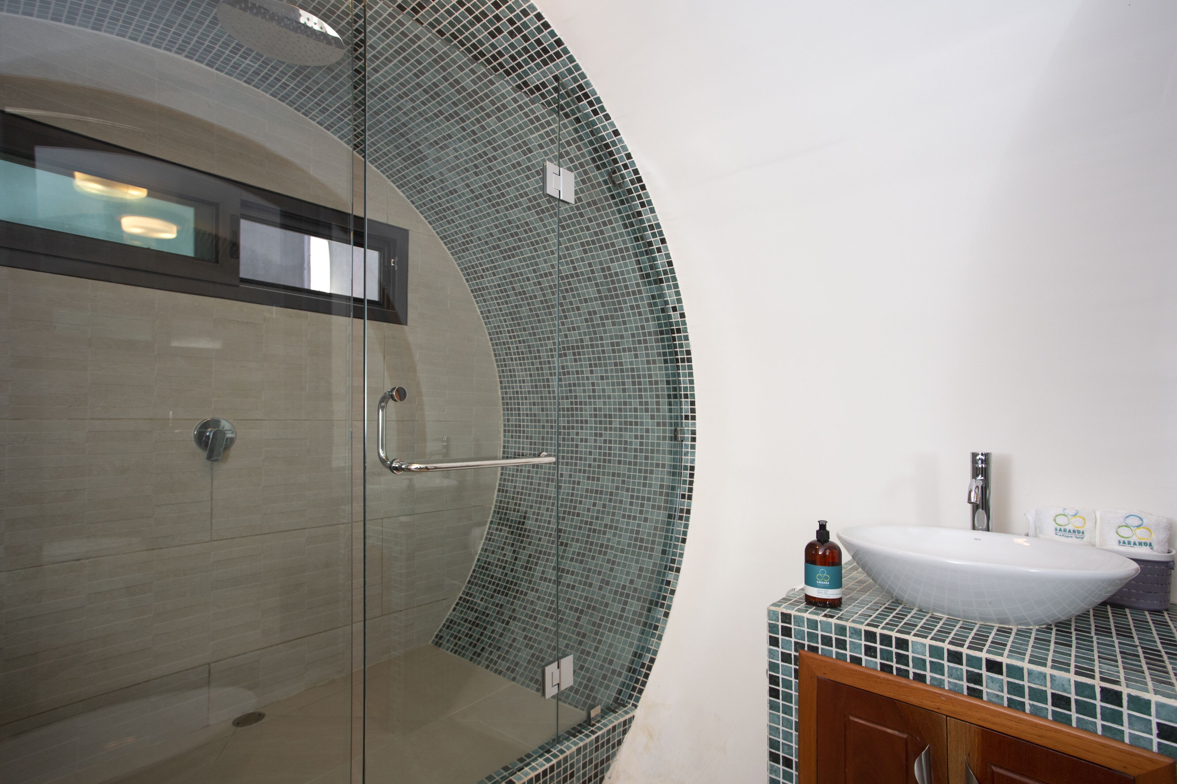 Superior Double Room | Bathroom | Shower, rainfall showerhead, free toiletries, towels