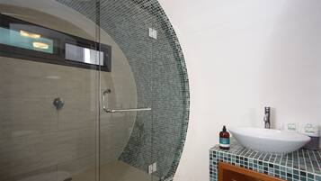 Superior Double Room | Bathroom | Shower, rainfall showerhead, free toiletries, towels
