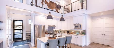 Refrigerador, microondas, horno, placa de cocina