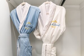 Suihku, hiustenkuivaaja, pyyhkeet, saippua