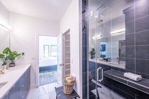 Suihku, hiustenkuivaaja, pyyhkeet, saippua