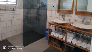Dusche, Haartrockner, Handtücher, Seife