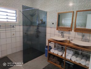 Dusche, Haartrockner, Handtücher, Seife