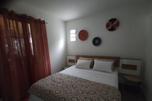 3 slaapkamers, een bureau, een strijkplank/strijkijzer, wifi