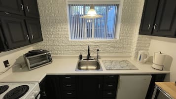 Réfrigérateur, four à micro-ondes, un four, surface de cuisson