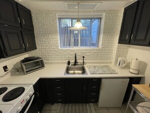 Réfrigérateur, four à micro-ondes, un four, surface de cuisson