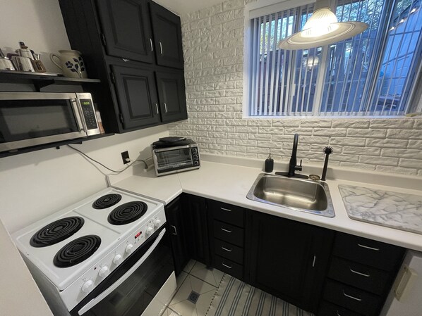 Réfrigérateur, micro-ondes, four, plaque de cuisson