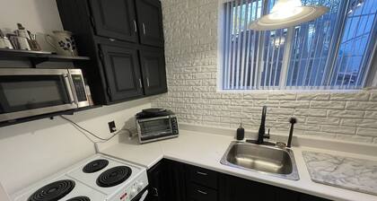 Cozy Apt in Great Central location + free parking - 31 night minimum