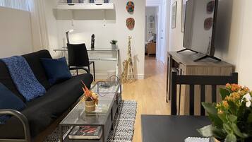 Téléviseur connecté, foyer, livres, chaîne audio